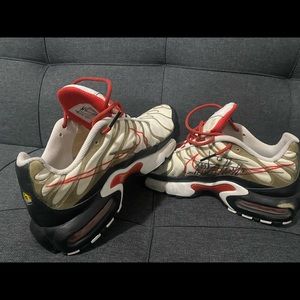 Nike Air Max Plus, White University Red, Boys size 6y